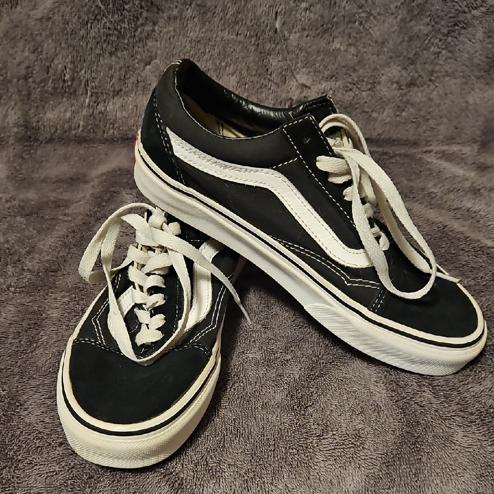 Vans Classic Black and White Low-Tops Womens Sz 6